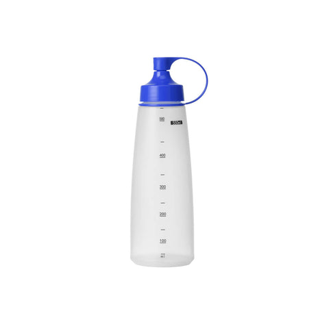 Chef Inox 550ml soft squeeze bottle with blue cap, ideal for precise pouring of sauces or condiments.